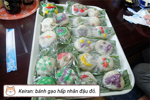 Keiran: bánh gạo hấp nhân đậu đỏ. Keiran: bánh gạo hấp nhân đậu đỏ.